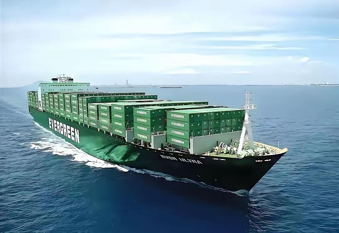 长荣的船快到了。所有人都在等它靠岸，然后表态。码头上的眼睛都盯着。但船上的人根本