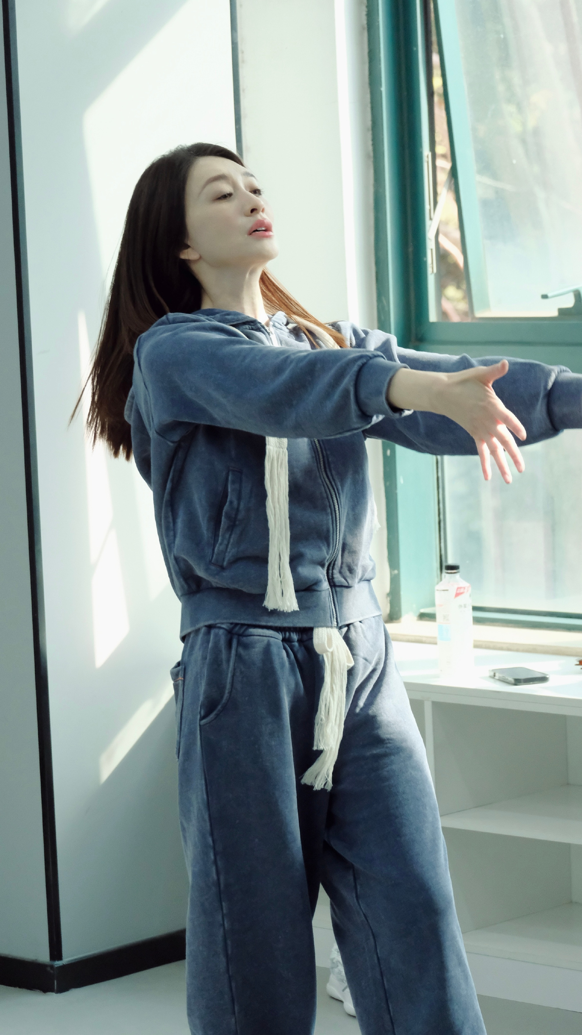 1.李小冉明显是这季浪姐重点关注的人，只要热度、话题度足够就可以继续表演。2.