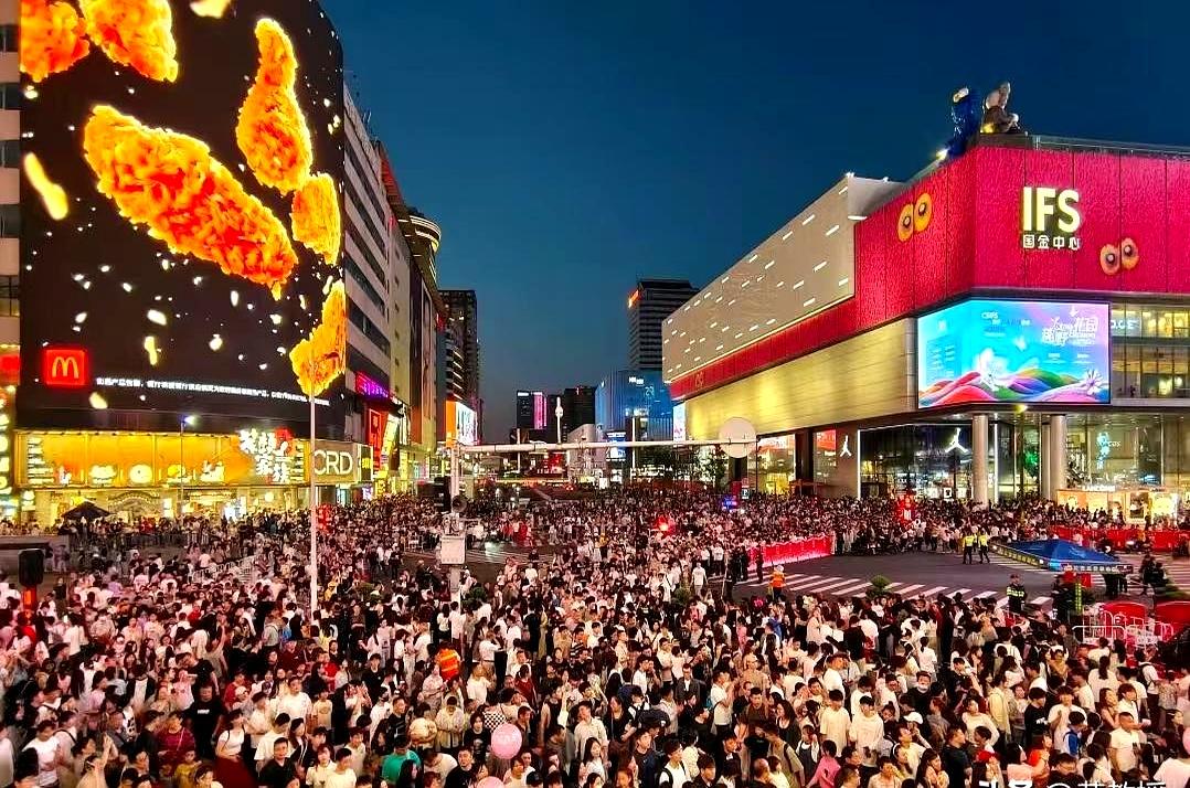 外媒这回真坐不住：中国消费者不迷“洋”了！国庆前后，县域游预订涨四成多，小城多