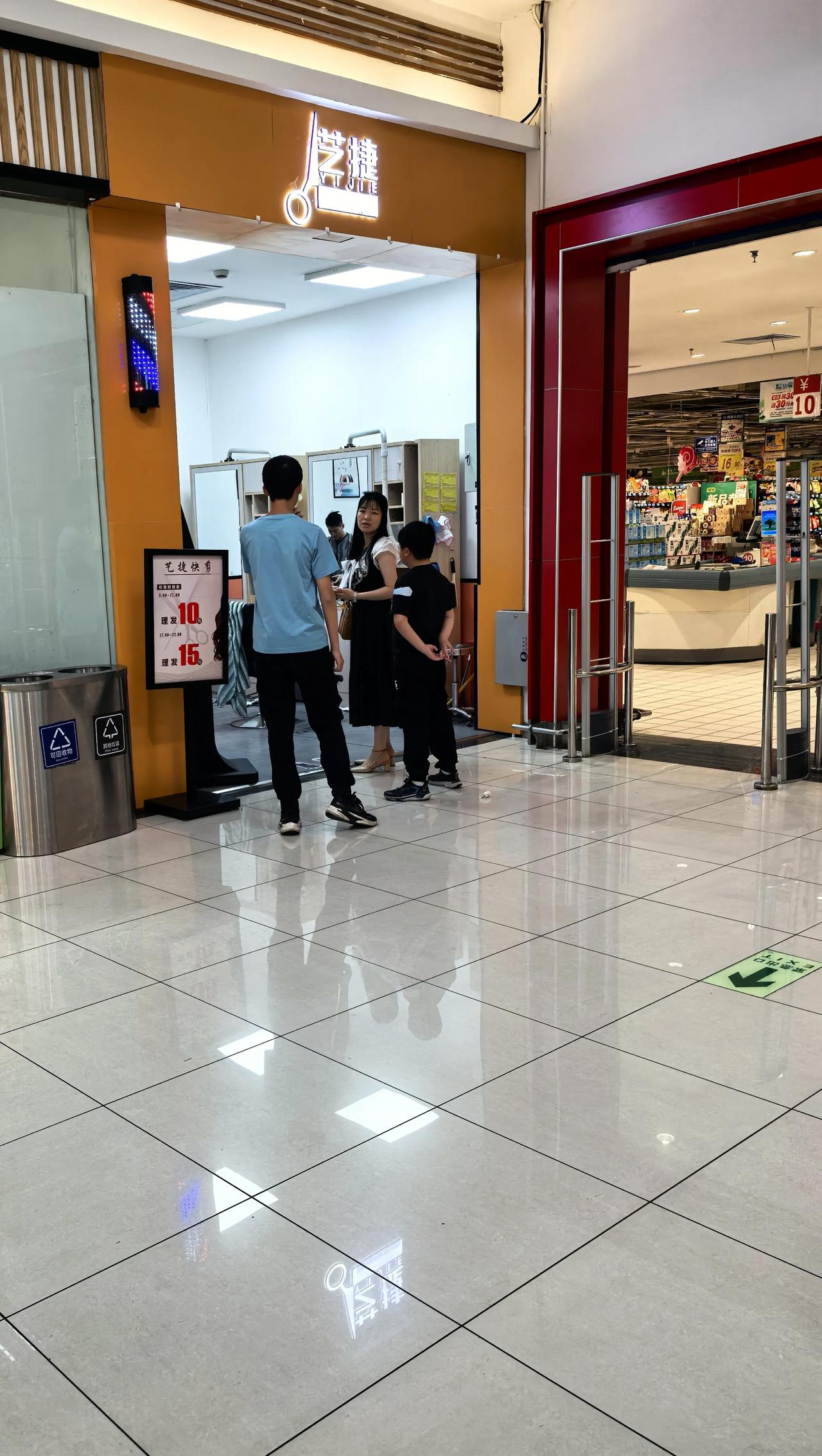 经济确实不大好，以前这种商场的快剪生意一般，今天去了大润发发现两个理发师都没停过