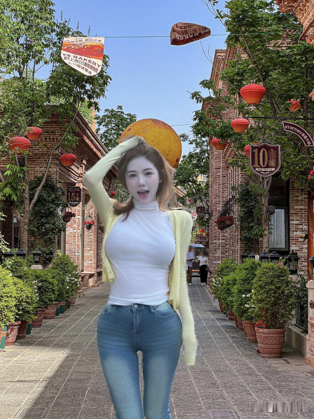 古巷红灯笼，美人笑语中。