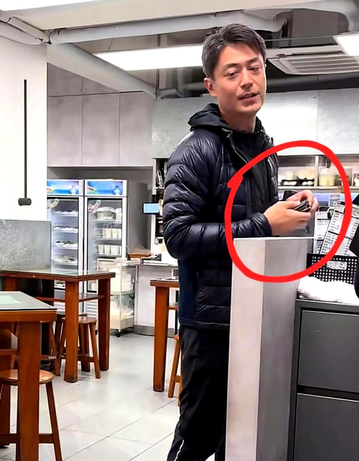 200块新台币，霍建华请客的账单。几个学生粉丝还在小声嘀咕，他已经悄悄走到收