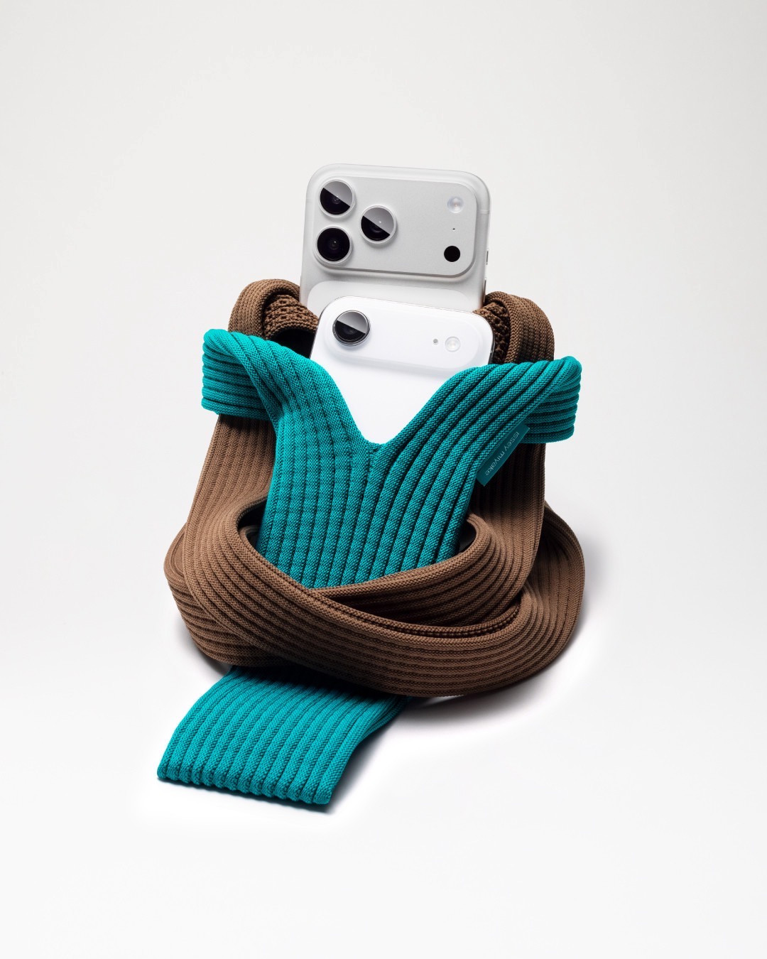 这个联名有点特别？三宅一生和苹果一起推出个iPhonePocket。价格很美丽