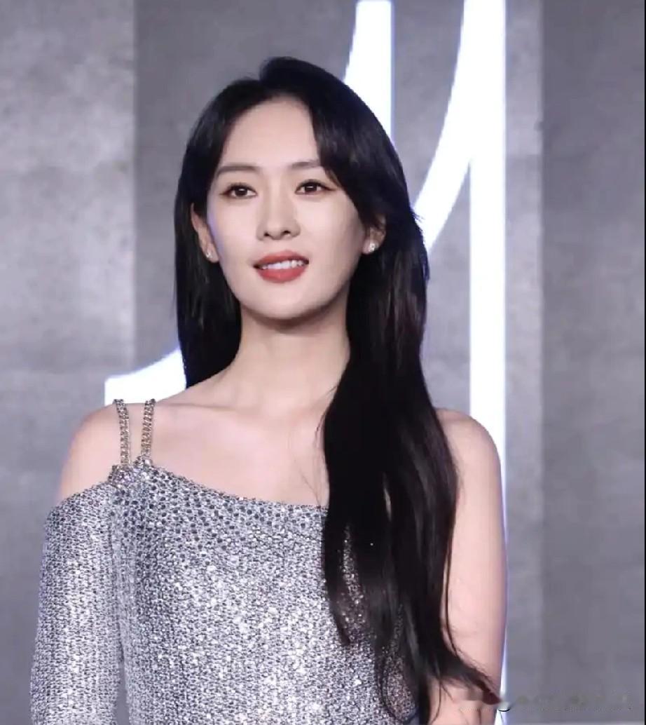 突然发现中戏也挺双标的。当年张默和陈思诚因为打架，都被学校以「影响恶劣」开除