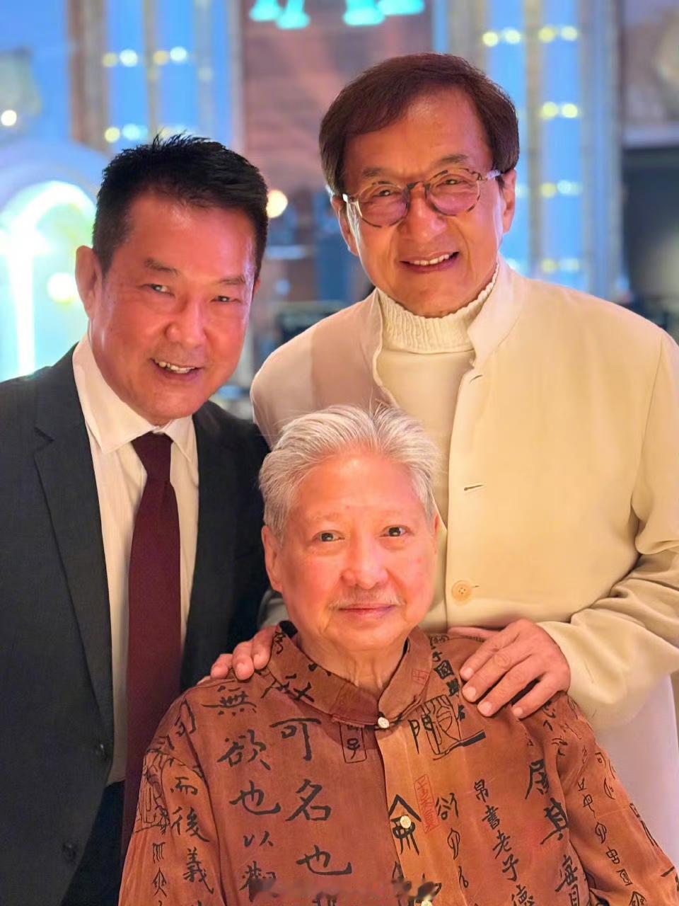嘉禾三宝，洪金宝成龙元彪，师兄弟三人同框，满满的惊喜。