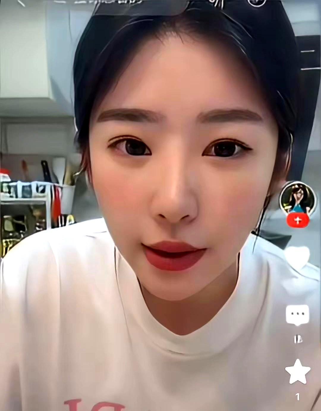 黄一鸣埋怨王思聪不认女儿：她要起诉王思聪，可对方说大不了每个月给她1000块生活