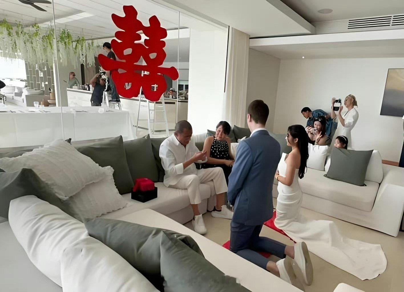梁家辉，不愧是传统中国人！女儿结婚连洋女婿也得下跪敬茶。🧎​
