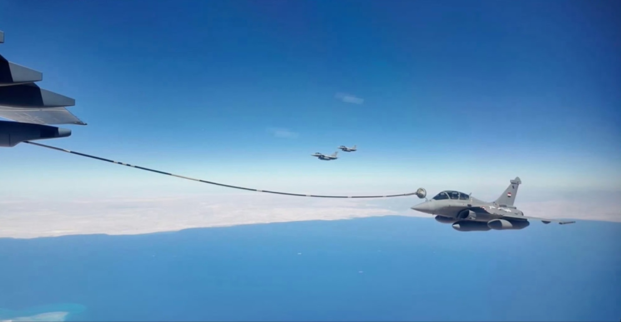 中国空军运油-20给埃及空军阵风战斗机空中加油。阵风：都奶上了，击落的事儿以后能