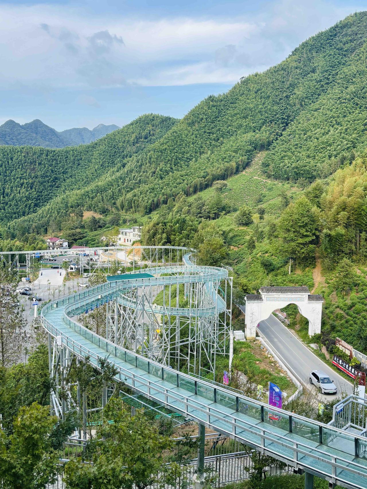 皖美宝藏小城泾县，藏着皖南川藏线的新晋硬核打卡地——天路飞峡风景区。沿着蜿蜒