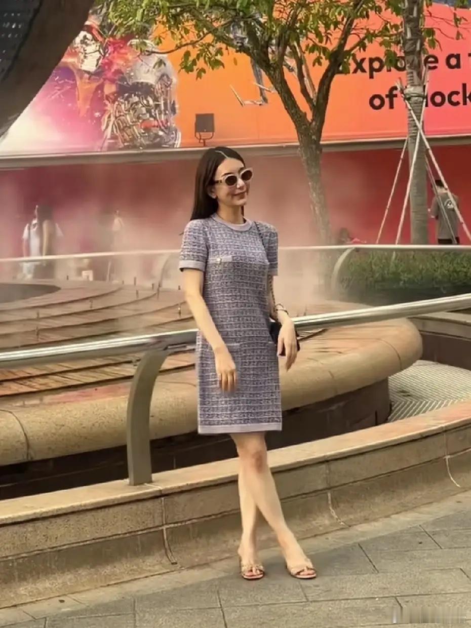 网友在新加坡环球影城偶遇方媛，她现实中看，确实很漂亮！在无美颜滤镜的状...