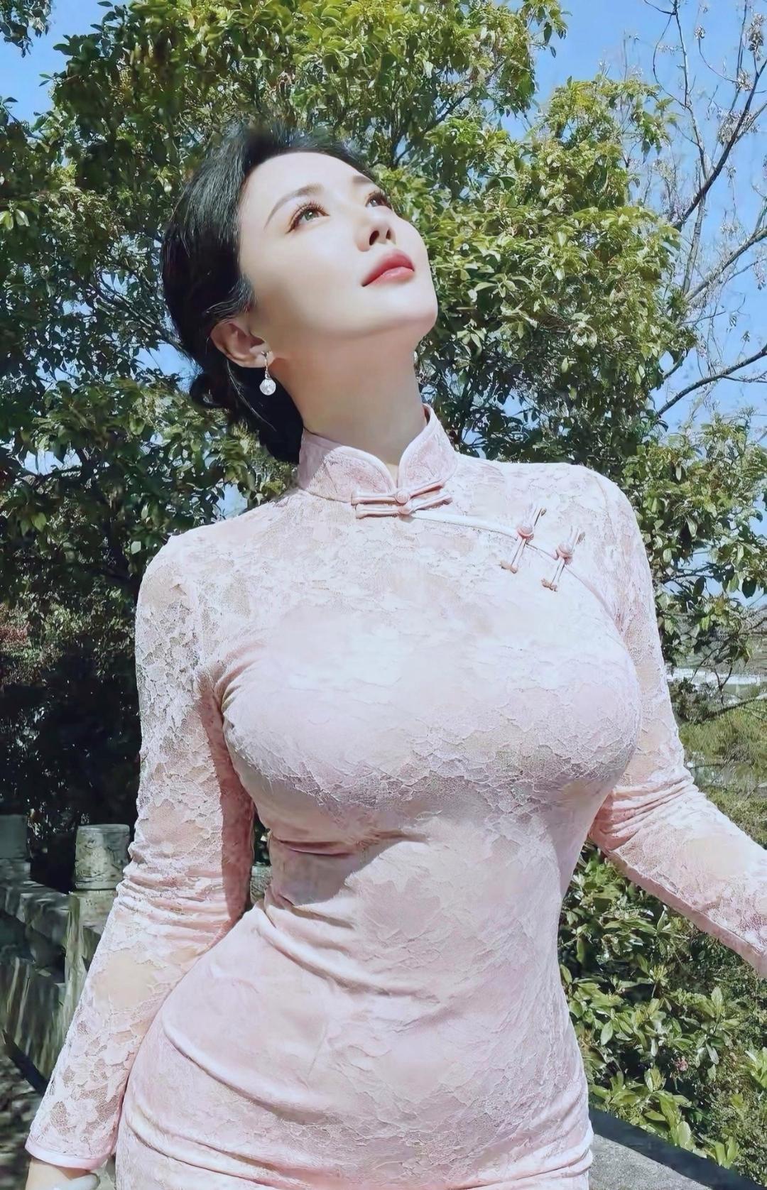 姐姐身穿粉色蕾丝旗袍，宛如从民国画卷中走出的古典佳人！盘发雅致，耳坠轻摇，一举一