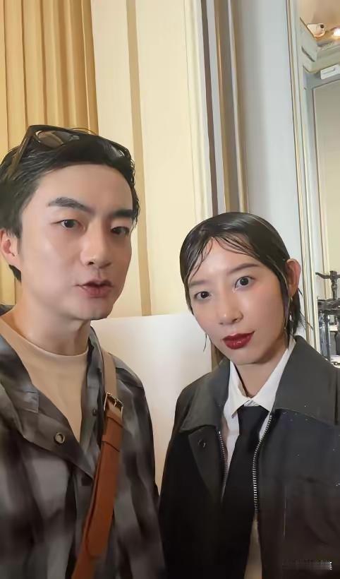 巴黎时尚周上，李斯丹妮的造型遭网友吐槽为“油腻”。首先，那头发脏污且湿漉漉的，