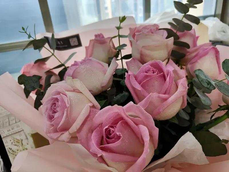 陕西渭南小伙王先生太让人羡慕啦！他平时不咋买彩票，就因为女友爱玩刮刮乐，陪逛街时