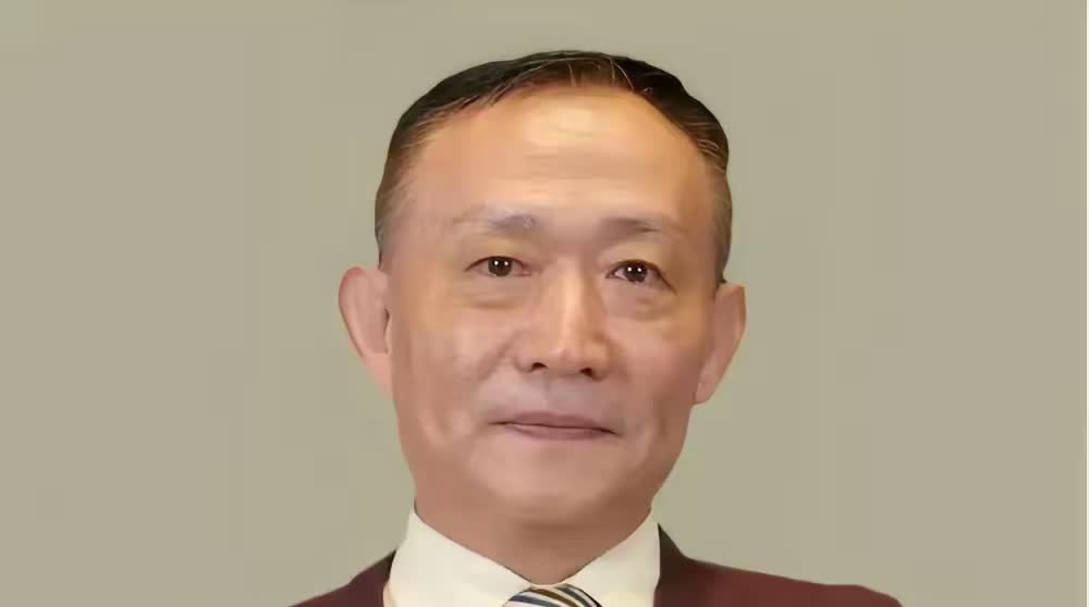 期盼咱们国家能有更多像先生那样聪明、坚定不移的人，能够激励大家，共同为国家的繁荣和强大而努力奋斗！