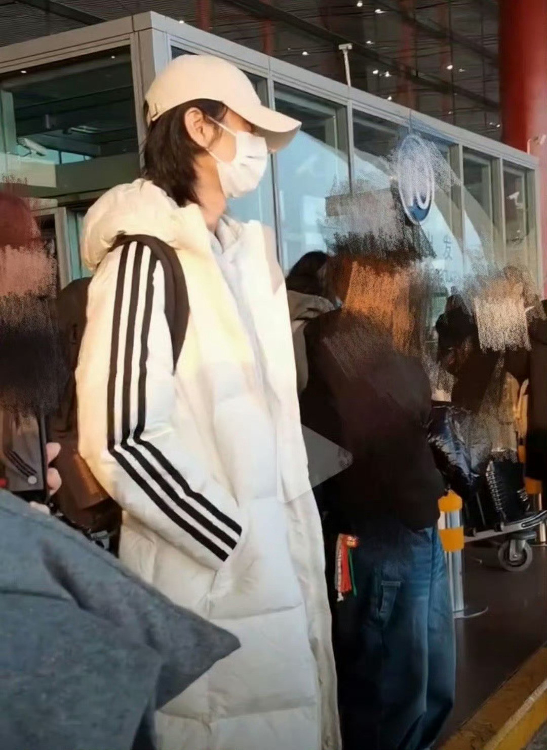 陈晓的长相是“骨相撑气场，皮相添柔情”的完美结合，既有男性的英气与凌厉，又不失少