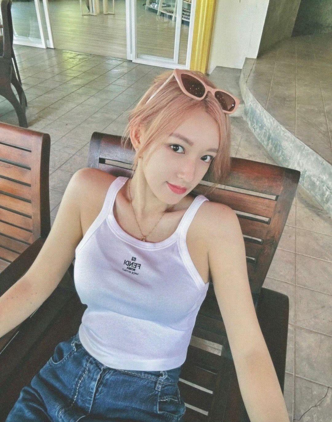 程潇粉发是被阳光吻过的云落在眉骨，漫过肩颈把海岛的风、街巷的灯都染成半