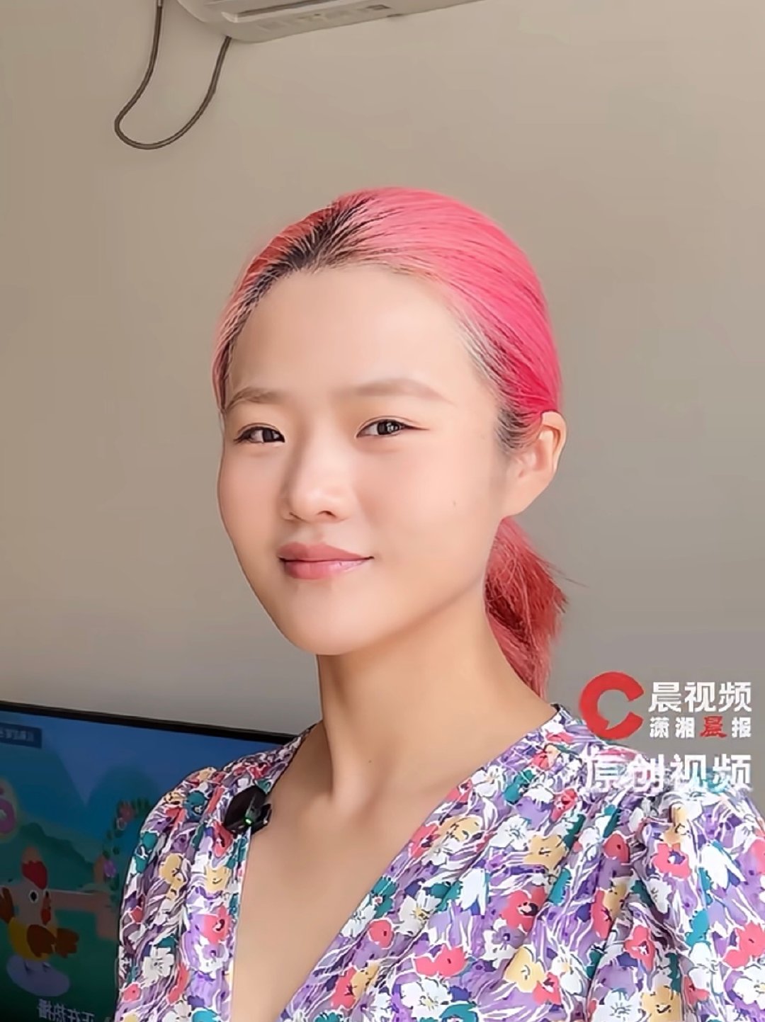 女子童年遭继父长达8年性侵害！小时候无力反抗，长大鼓起勇气发声。张叙白染回最喜欢的粉色，直面过往的伤