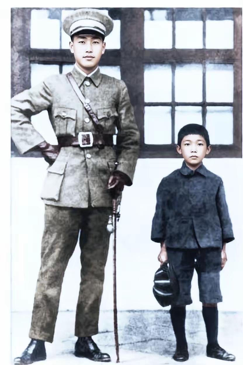 1924年这张照片里，37岁的蒋介石身着戎装、手持指挥刀，威风凛凛，旁边站着年仅