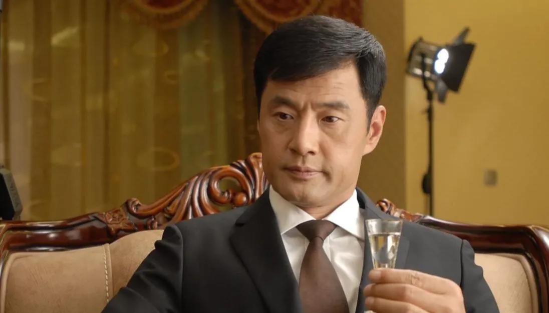 2003年，于荣光的父亲查出肝癌晚期，医生当时拍着桌子说，不做化疗的话，最多就剩