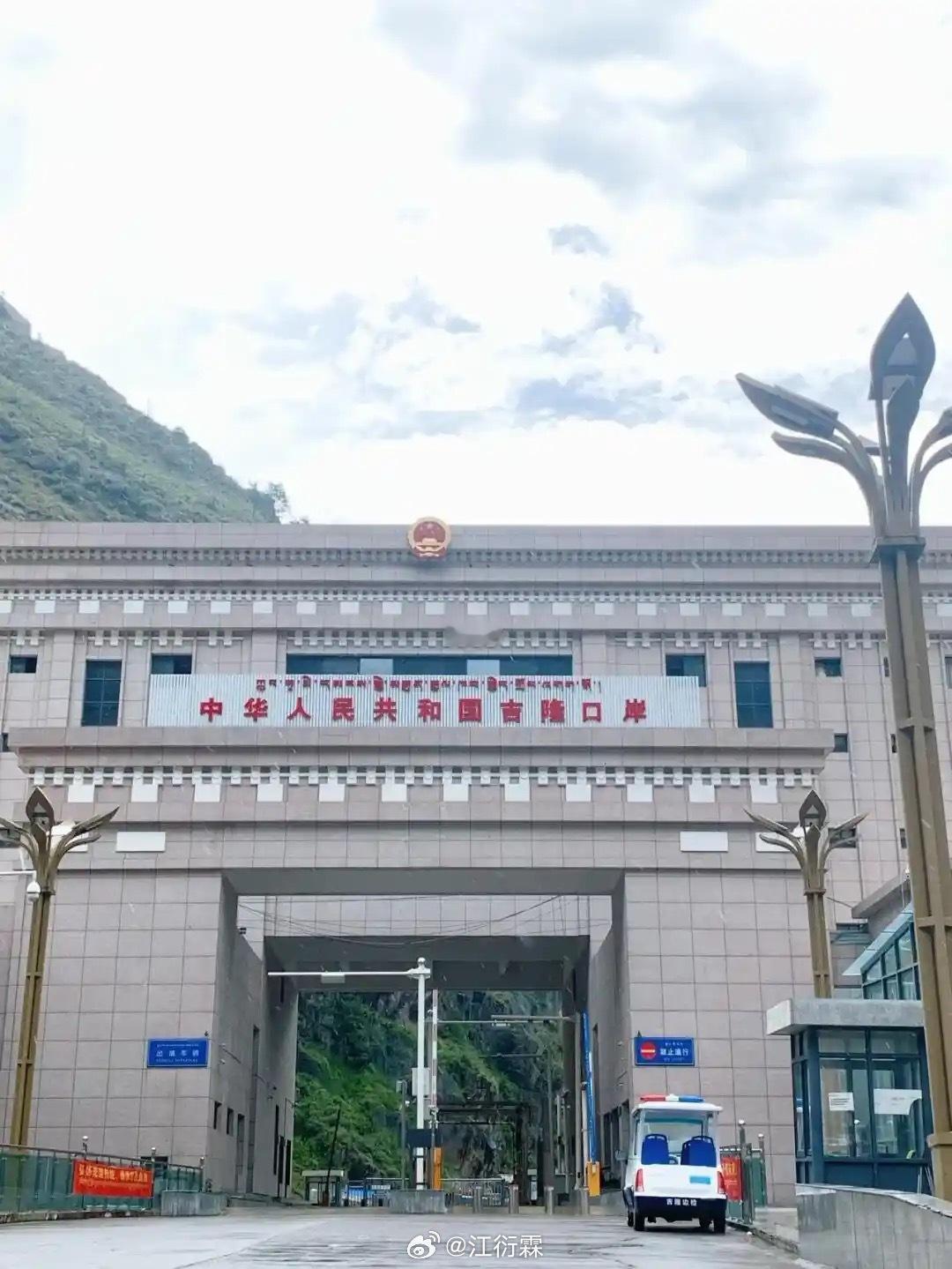 吉隆口岸大楼只剩钢筋骨架今昔对比，溃不成声。​​​