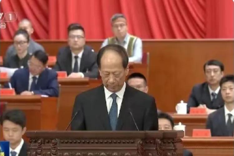 马龙又让我开眼了！新闻联播上的他太绝坐在台上的他，西装笔挺，那种沉稳又自带光芒