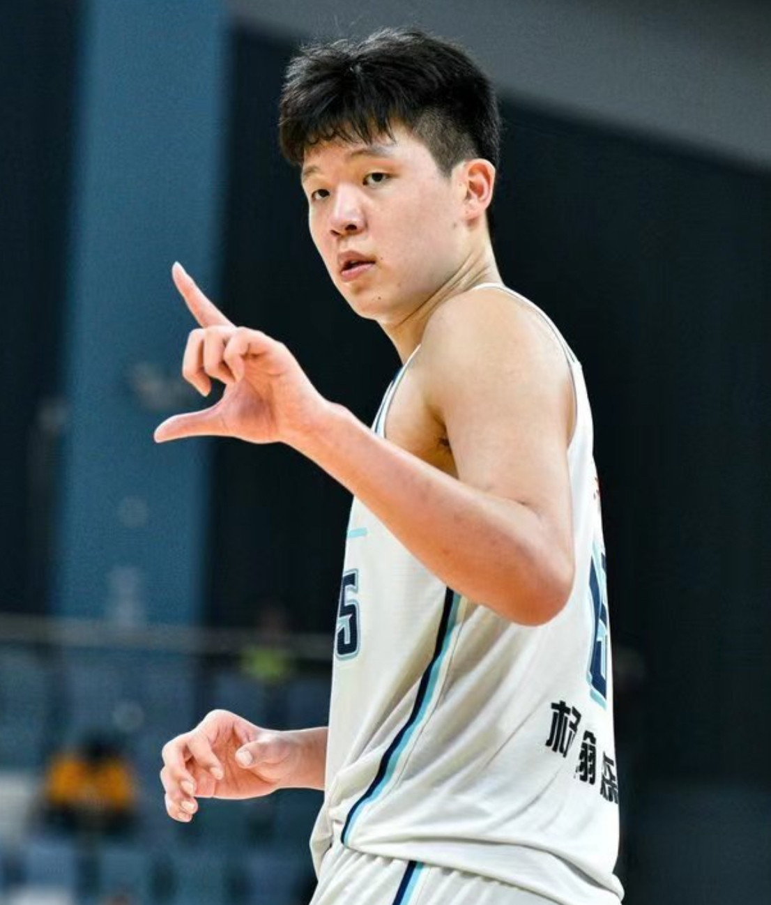 杨瀚森15分9篮板1助攻中国男篮等这一天等了多久？一个能在国际赛场上独当一面的年