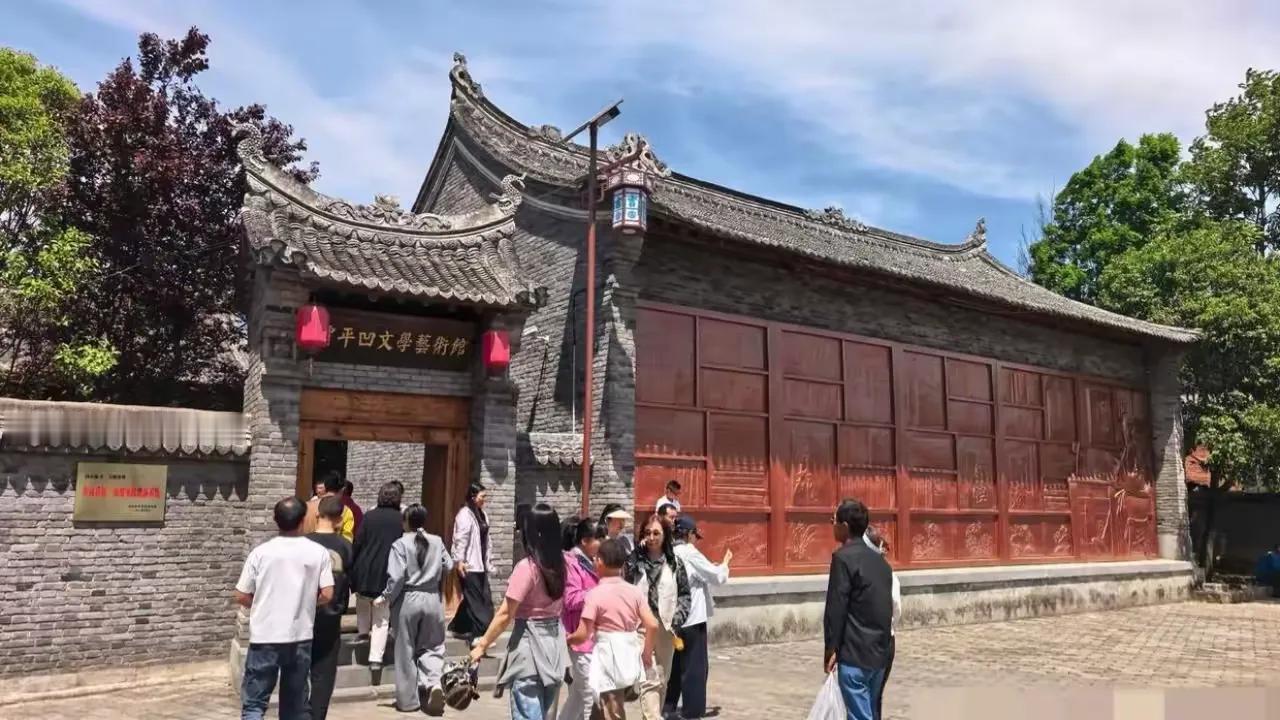 贾浅浅事件没有爆雷之前，贾平凹是地方和陕西部分高校捧在手心的红人，贾浅浅事件曝光