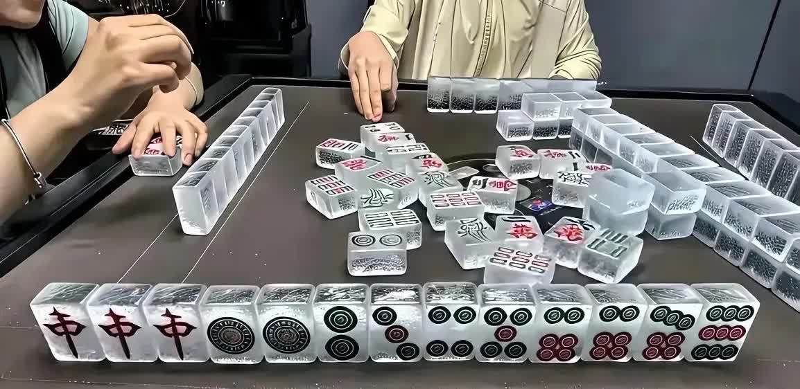 刚刚去闺蜜家打麻将，第一次见透明麻将，属实厉害。闺蜜说花了7000多，妥妥高端
