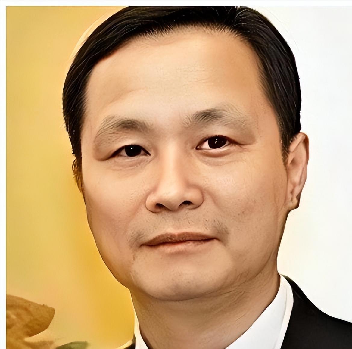 现实中有一种间谍叫“战略间谍”，极其诡异，他们几年不联络组织，全靠敌国的顶薪高酬