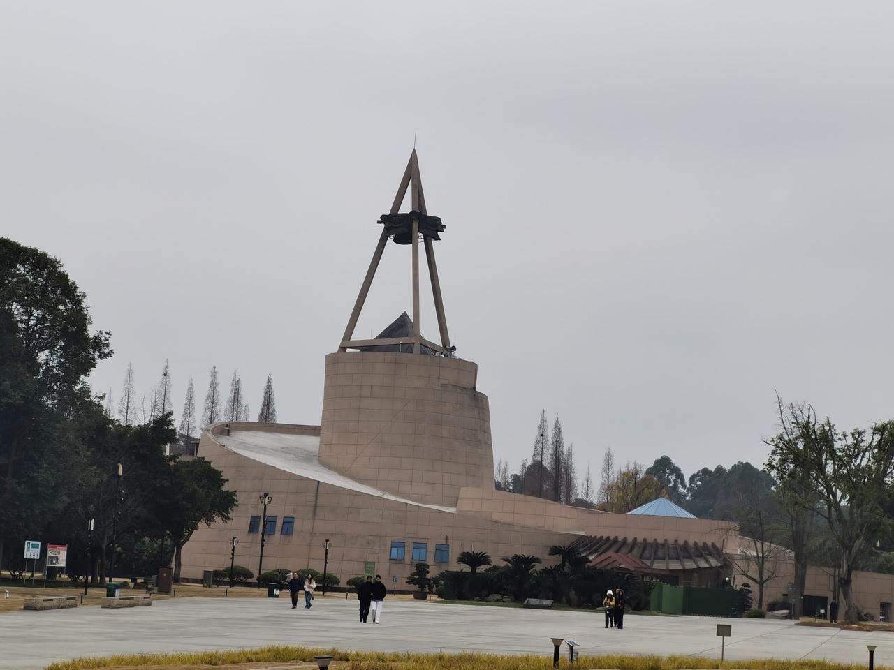三星堆沉睡千年，梦醒惊天！元月二日，四川广元。天空下着蒙蒙细雨，我们慕名来