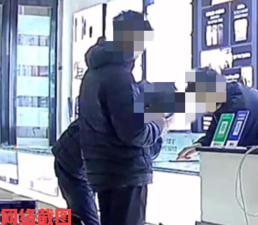 河南有两名小伙手机店买手机。不料两小伙来手机店的动机不纯，以要验机的工夫其中