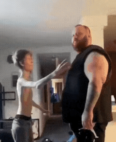 小哥哥，这是想干什么，他不想活了嘛？