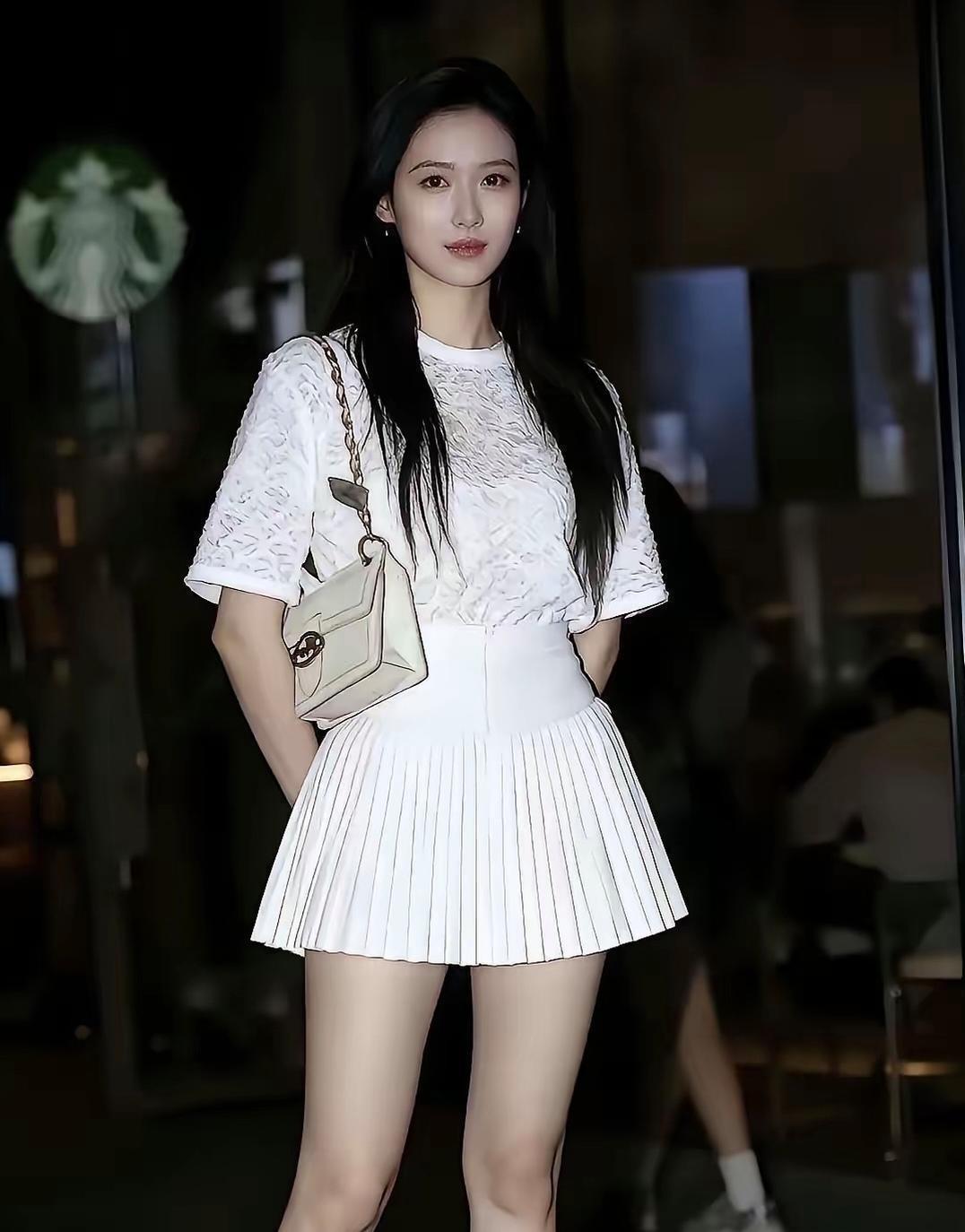 夜晚的都市街头，优雅白裙与时尚包包的完美搭配，尽显都市女性的魅力。