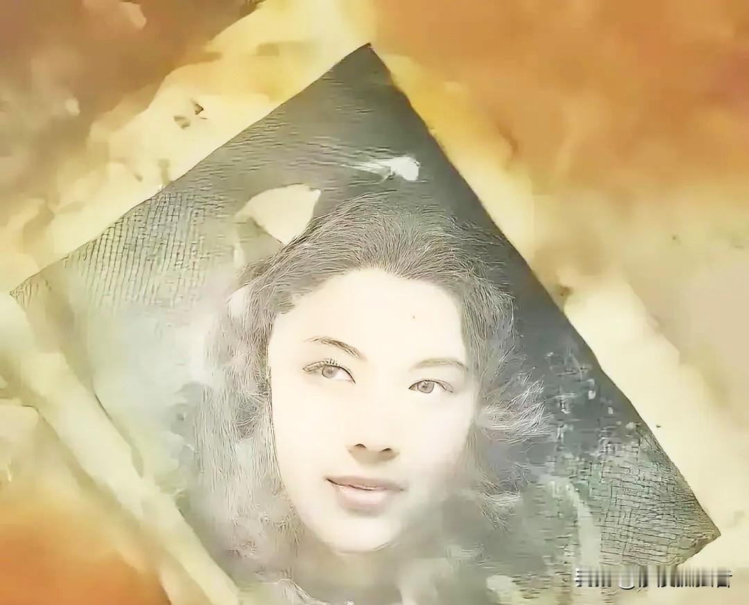 2016年，韩国送回一批烈士遗骸。其中一个骨灰盒里有个小铜镜，打开发现夹着张旧照