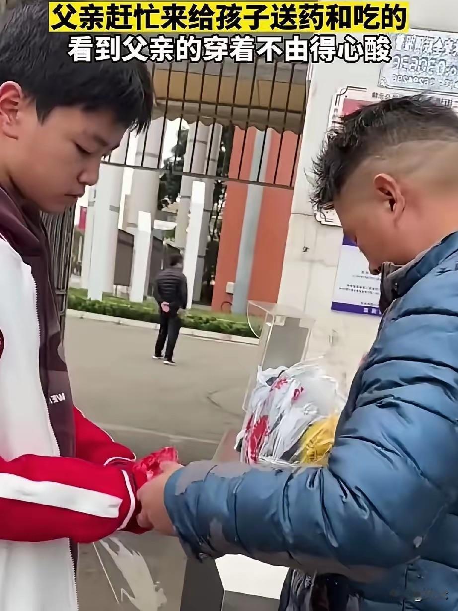 孩子生病发烧“39.5”。他给父亲发了条信息，说发烧了。父亲匆匆赶来。“明儿