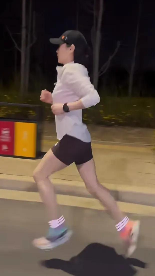 公园里人现在特别多，尤其男人多！为什么男人多？因为有美女可以看，因为运动的美女最