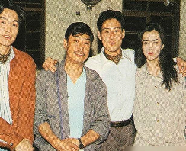 张学友王祖贤中间，挤进一个戴金表的胡茬男，谭耀文只能靠边站。这张1990年《都市煞星》的旧照里，全网