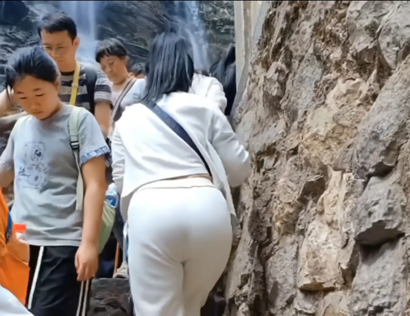 我和女同事在爬山，人挺多的