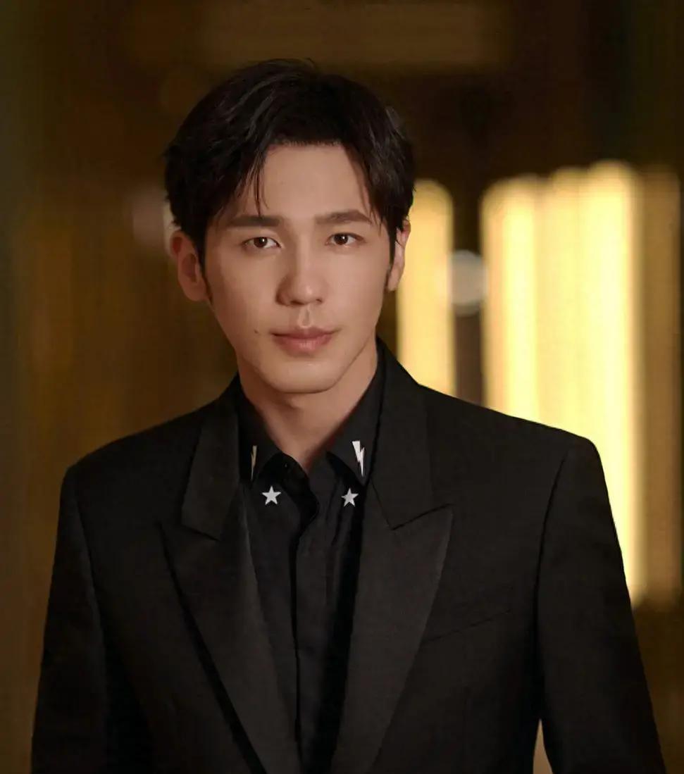 深夜的电视荧幕上，他穿着洗得发白的中山装，脊背被生活压得微微佝偻。你很难想象，