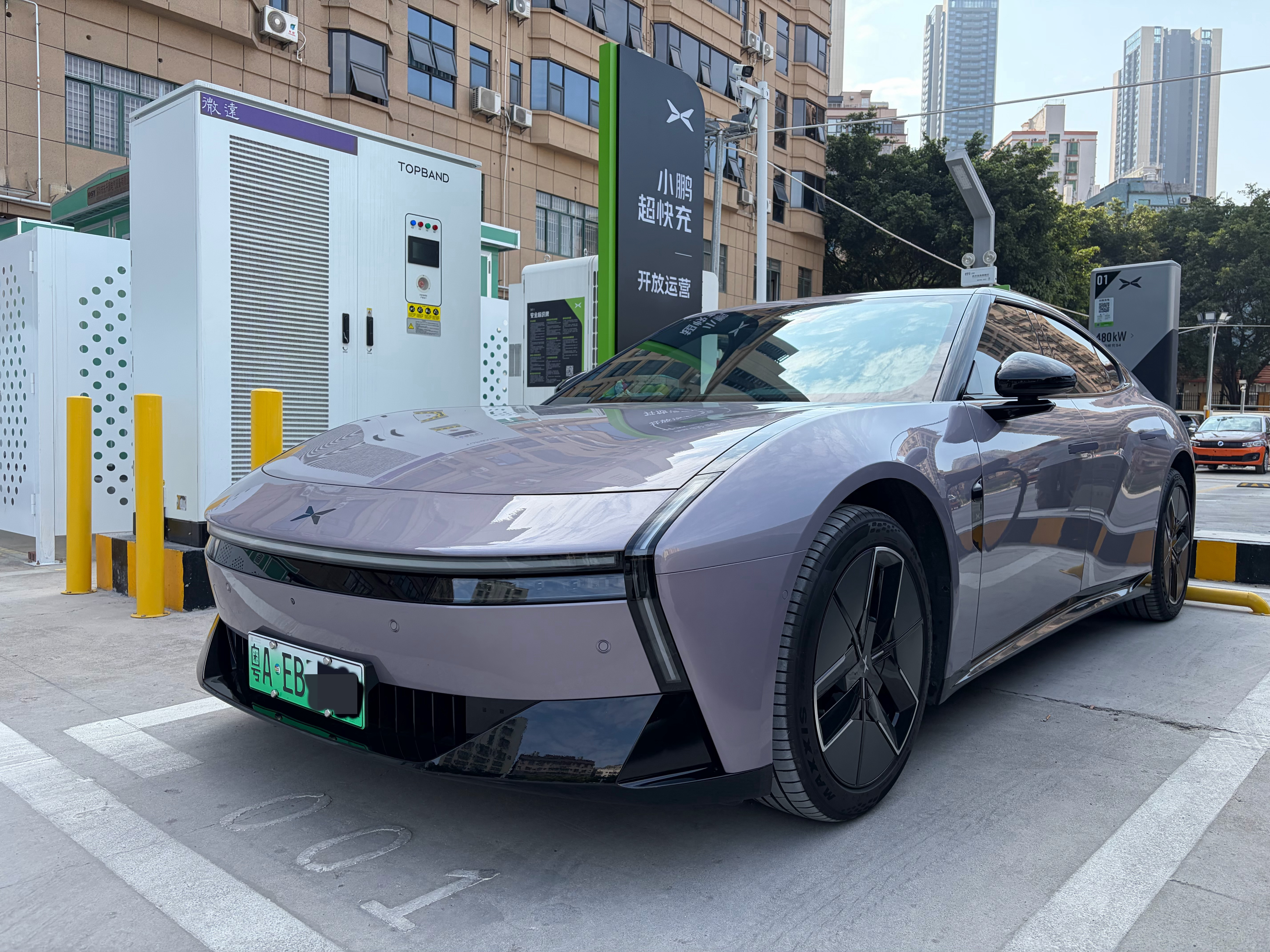 一辆车，三个人，四只猫，一大后备厢东西，出发回汕头！我和小鹏P7的第一个春节开着