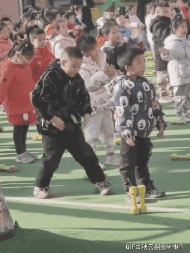 很明显，小个子小孩有气但不敢出，老师发话了就发泄了