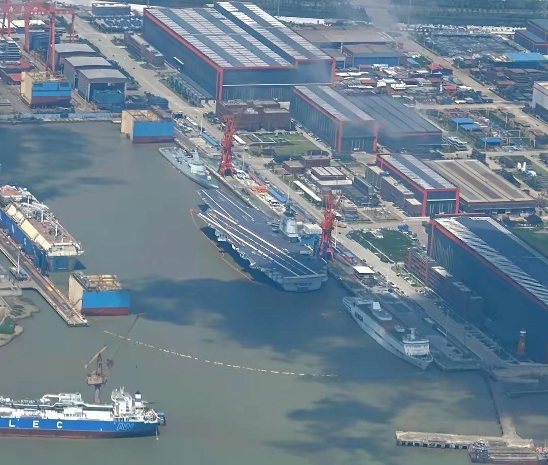 福建舰刚洗完“海澡”，港口一晾干，军迷这边已经操心起它弟弟该长成啥样了。老规