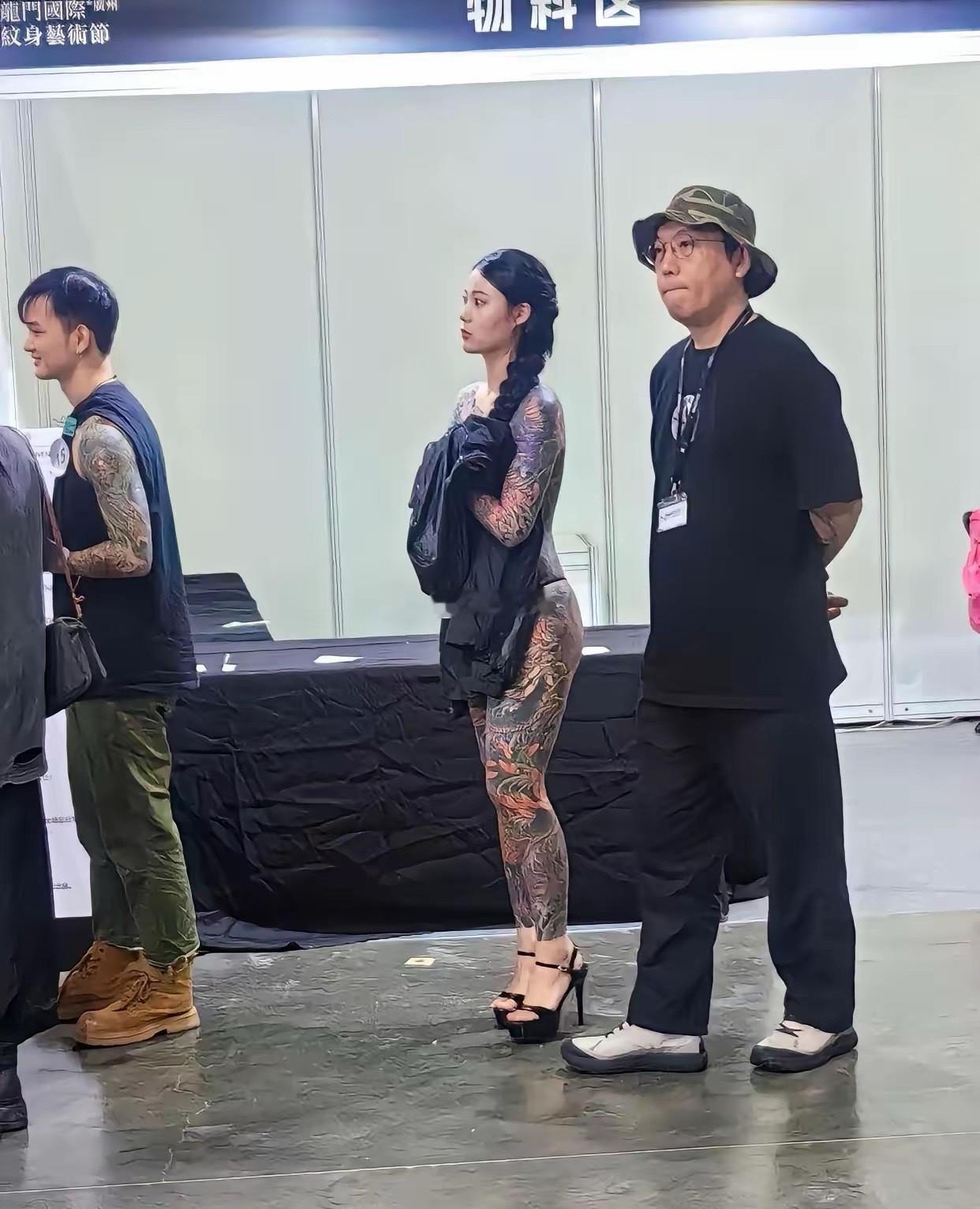 这是纹身啊还是皮裤啊？