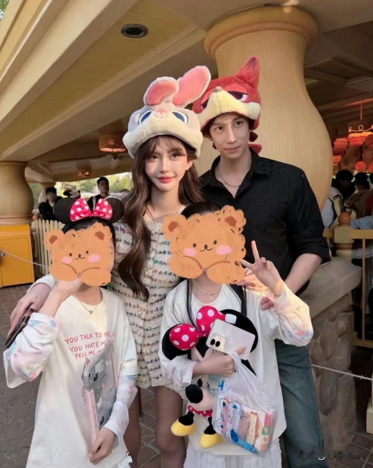 韩安冉和新男友带两个女儿去迪士尼游玩。看来韩安冉早已经走出上一次离婚与前夫的