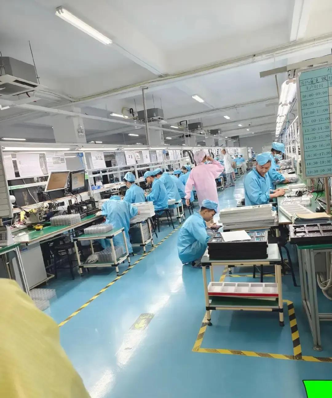 车间队长为赶产量让电工带电换灯，开口就给两千，电工一听要活线作业当场摇头。我看