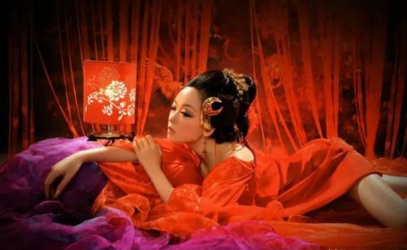 1834年，52岁道光皇帝陪着全贵妃吃晚膳，而在一旁侍奉的18岁宫女，让皇帝心中