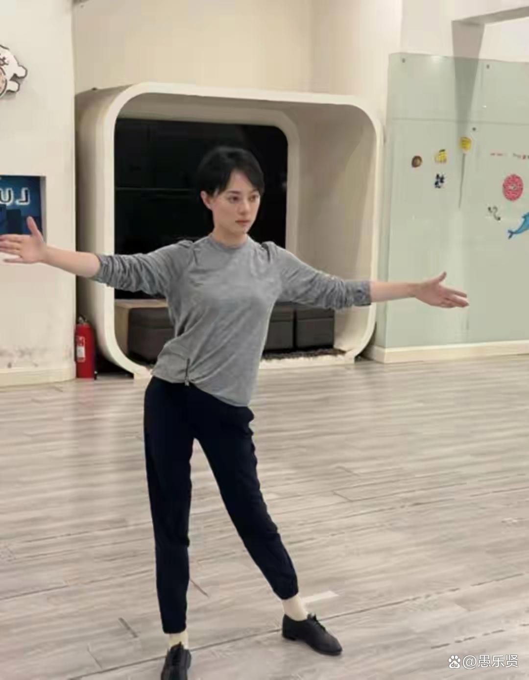 孙俪陪女儿上课不忘提升自己，44岁开始学拉丁舞，练到下课扶墙走出教室​