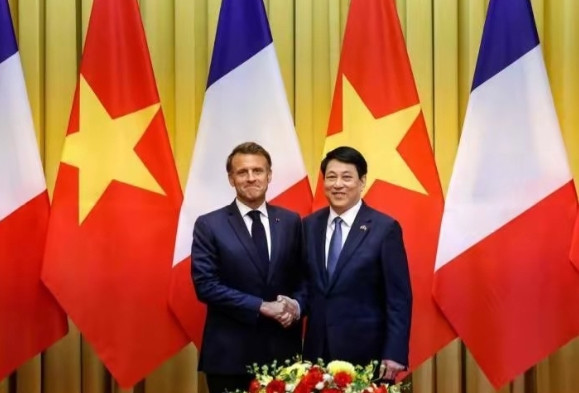 马克龙刚到河内，就以南海挑拨中越关系，结果下一刻被彻底破防​马克龙高度重视此次