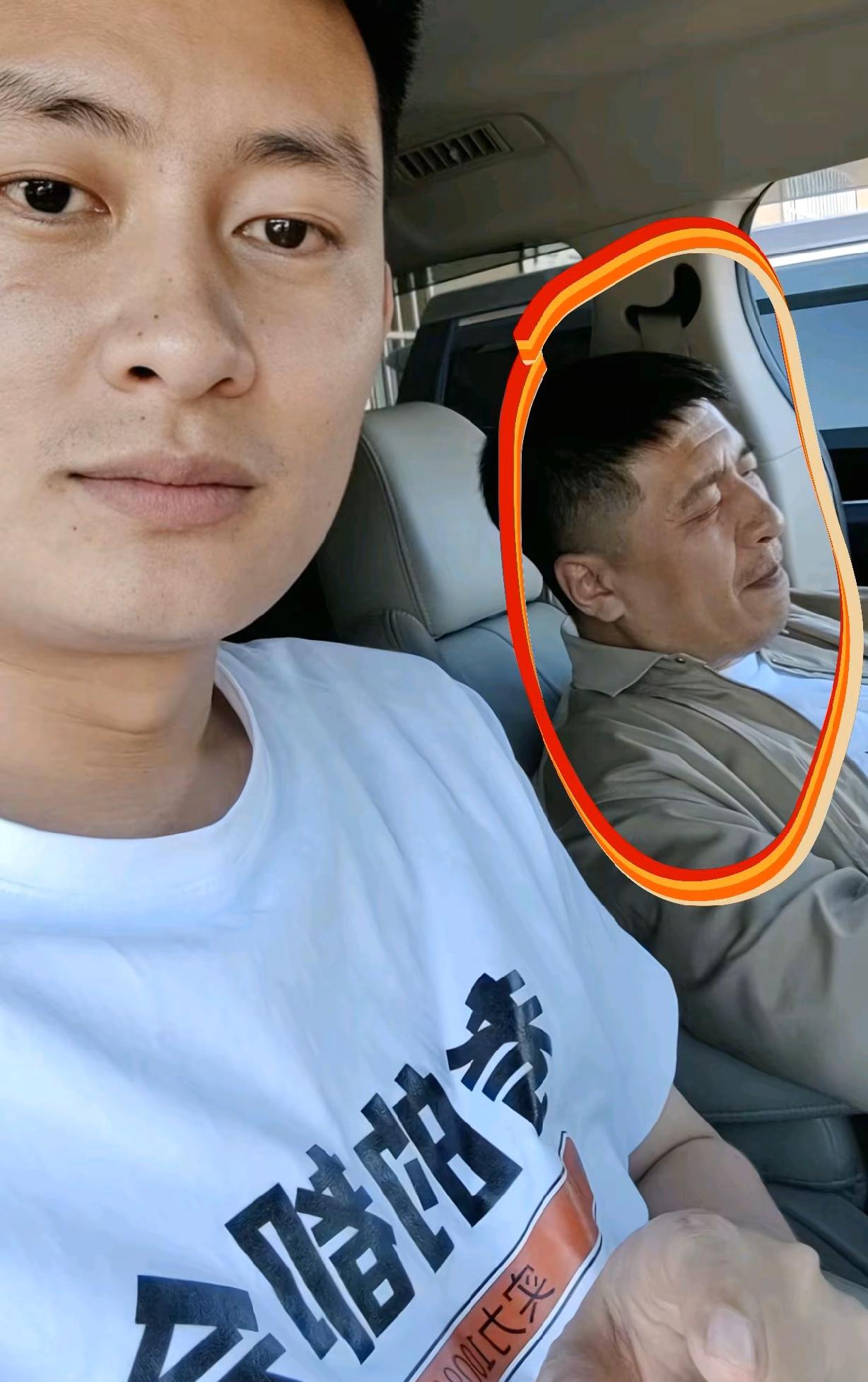 武亮晒出他和张雪峰的合影，就能看出来有很大的问题了！才40岁的人，满脸疲惫，困得