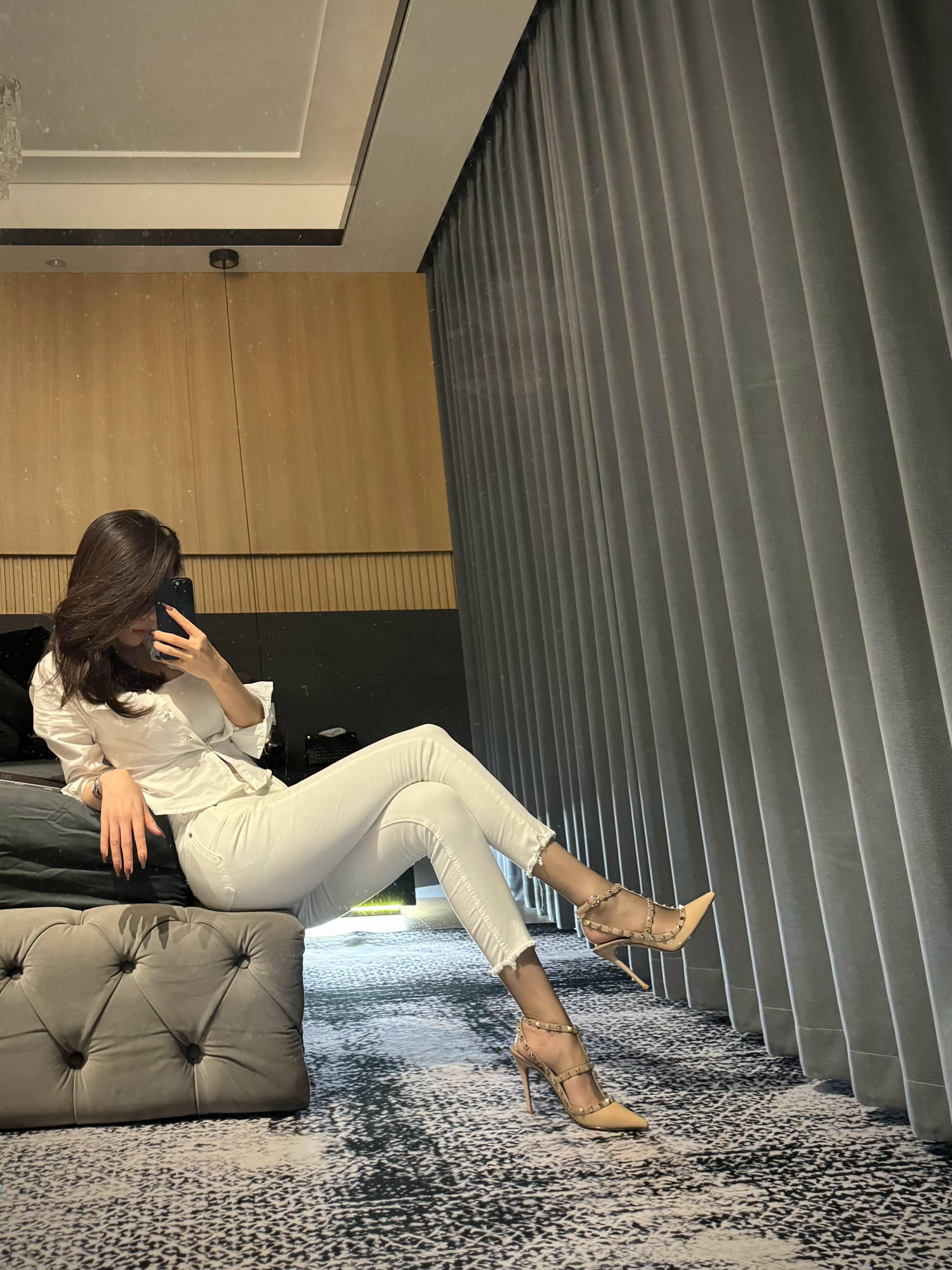 白色系列华伦天奴咖色油量